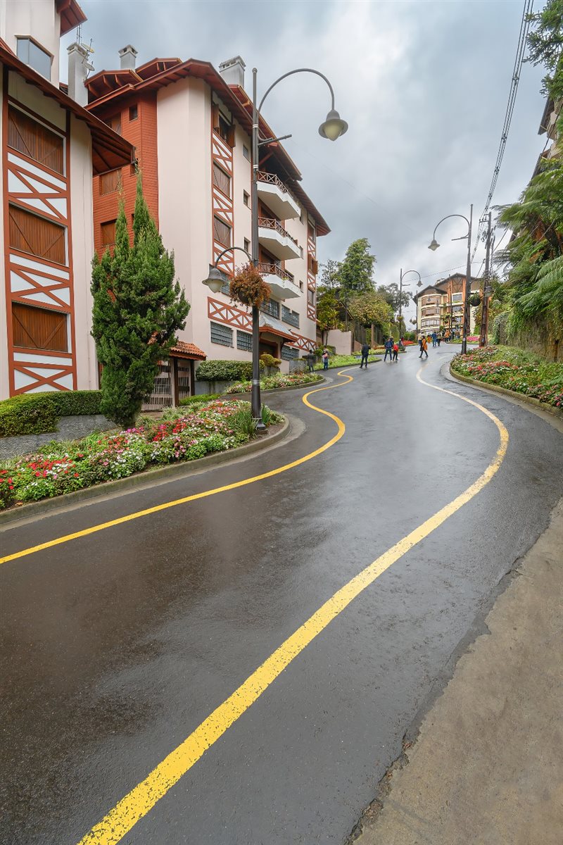 Ao chegar em Gramado, a primeira parada é no icônico Pórtico da cidade