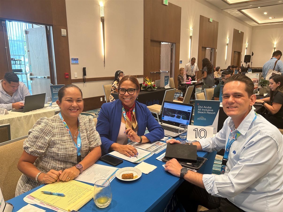 Felipe Cuadrado, da Abreu, em rodada de negócios em Aruba (também na foto: Brisly Flanegin e Tabitha Fecunda, do Divi & Tamarijn Aruba)