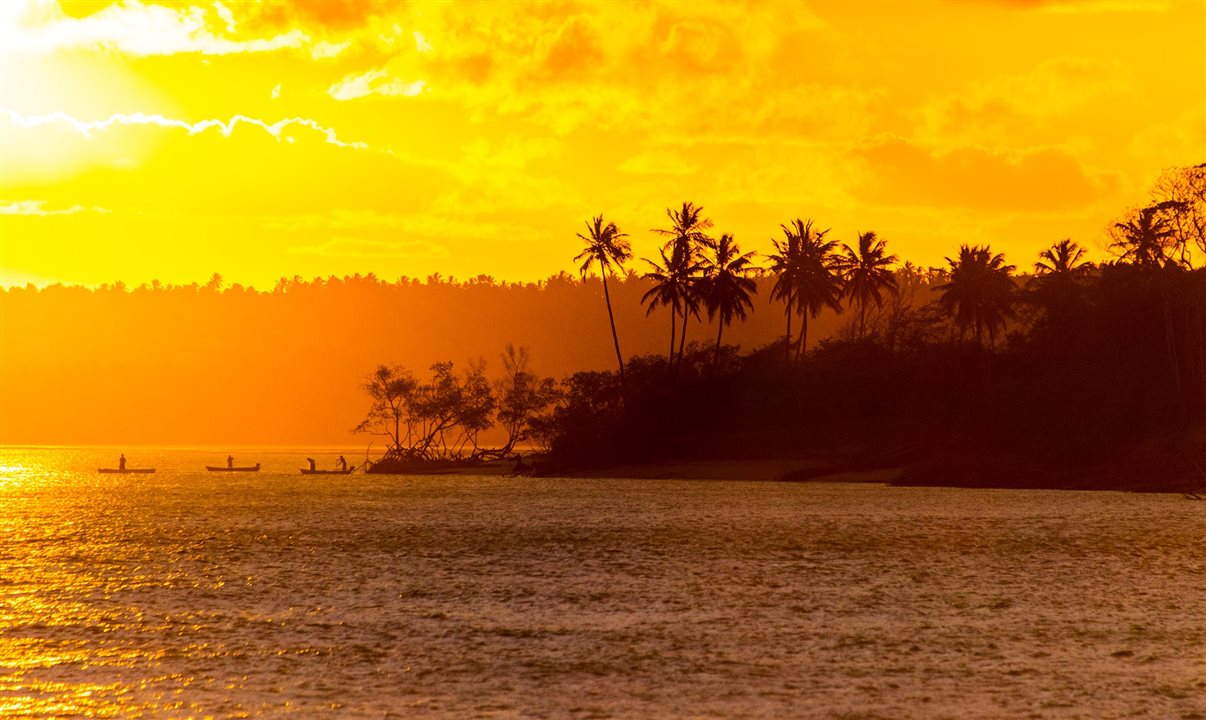 Prepare-se para apreciar a beleza do sol se pondo no horizonte