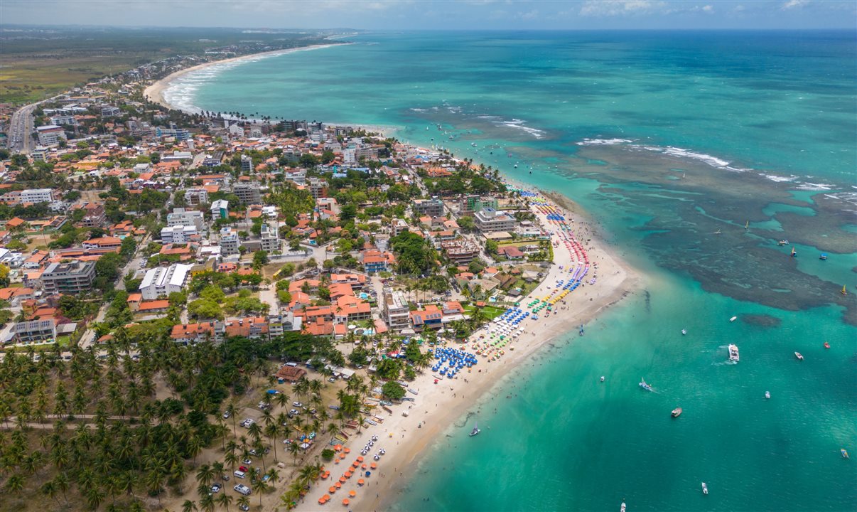 Porto de Galinhas é conhecido por suas praias paradisíacas e rica cultura regional