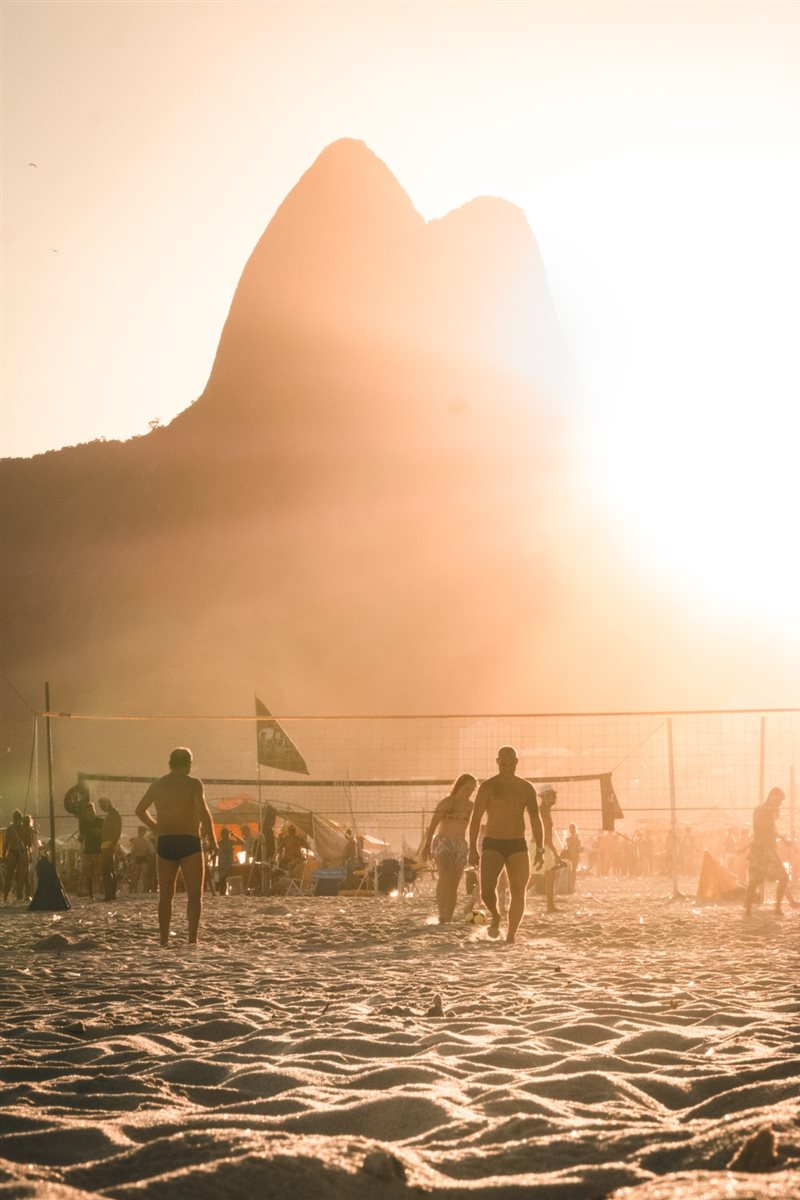 A praia do Leblon é mundialmente famosa por sua beleza e atmosfera sofisticada