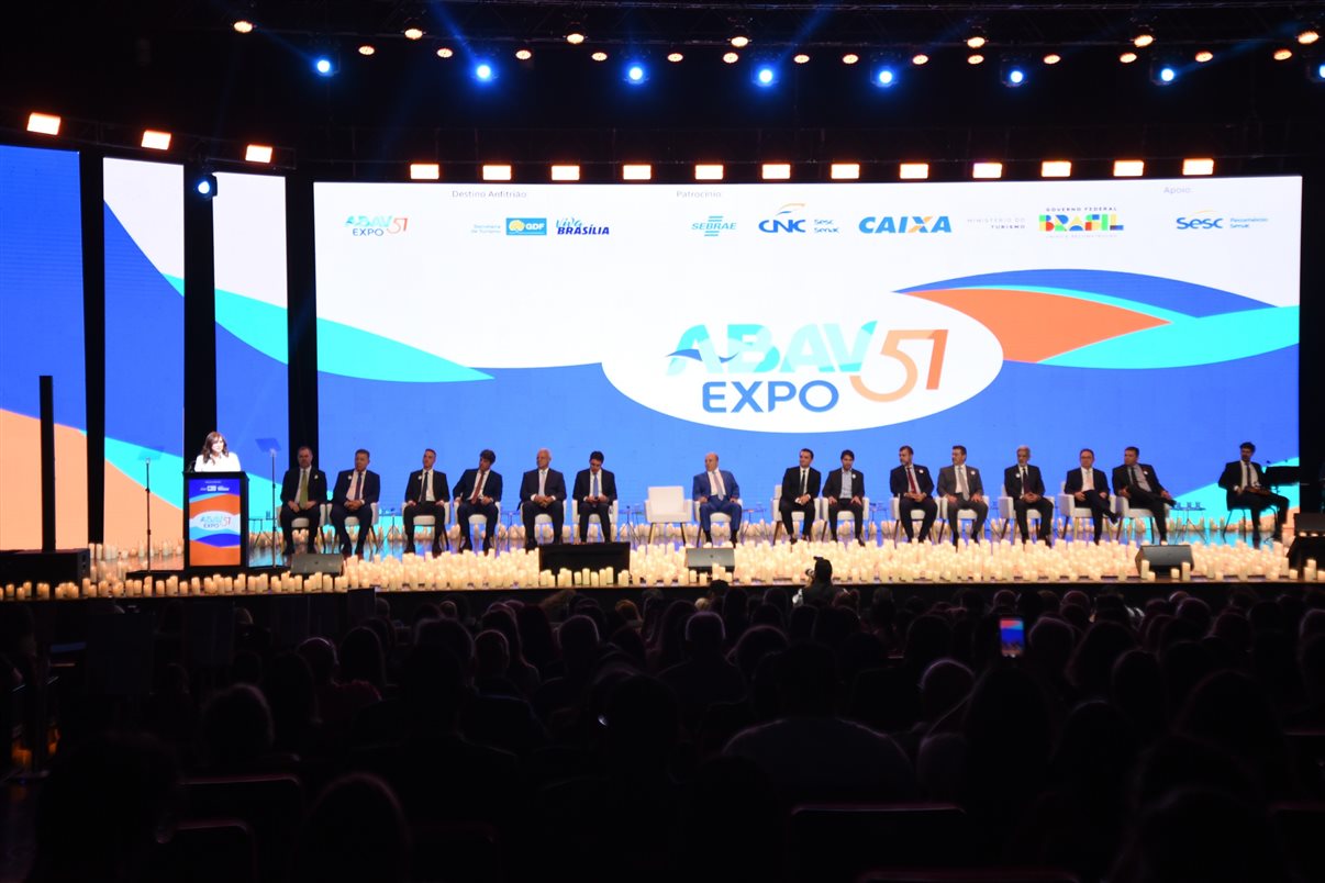 Personalidades no palco de abertura da Abav Expo 2024