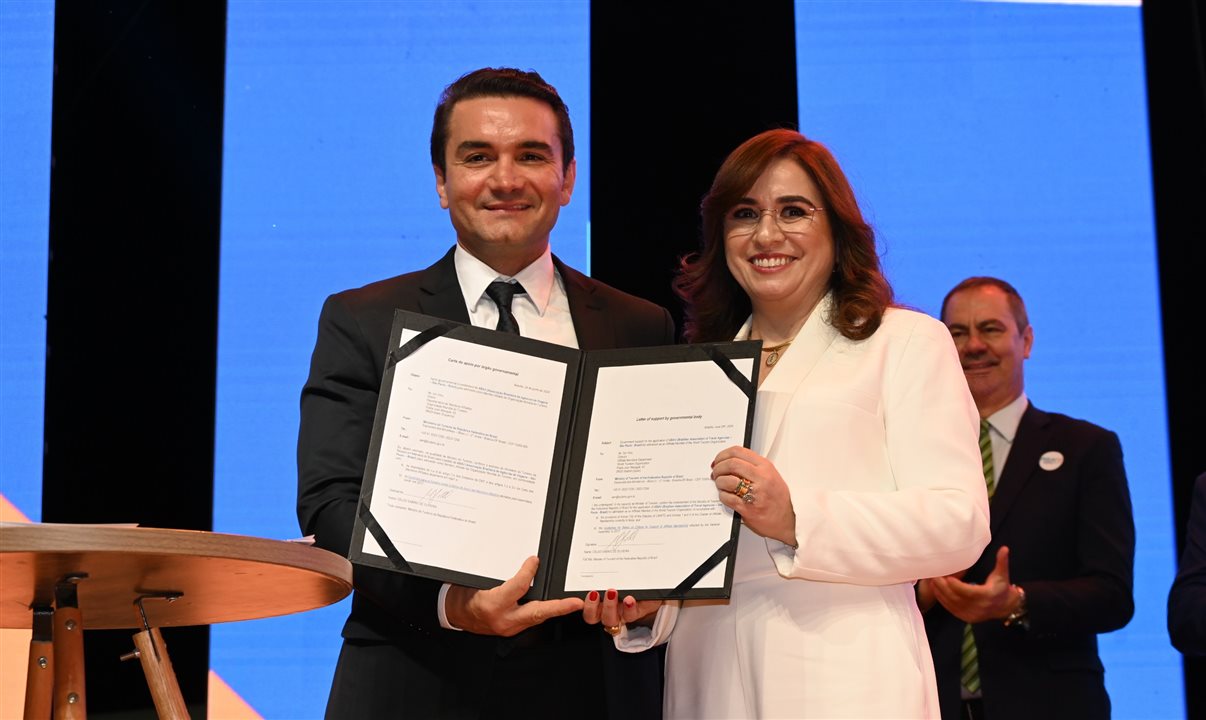 Celso Sabino e Ana Carolina Medeiros, ministro do Turismo e presidente da Abav Nacional, respectivamente