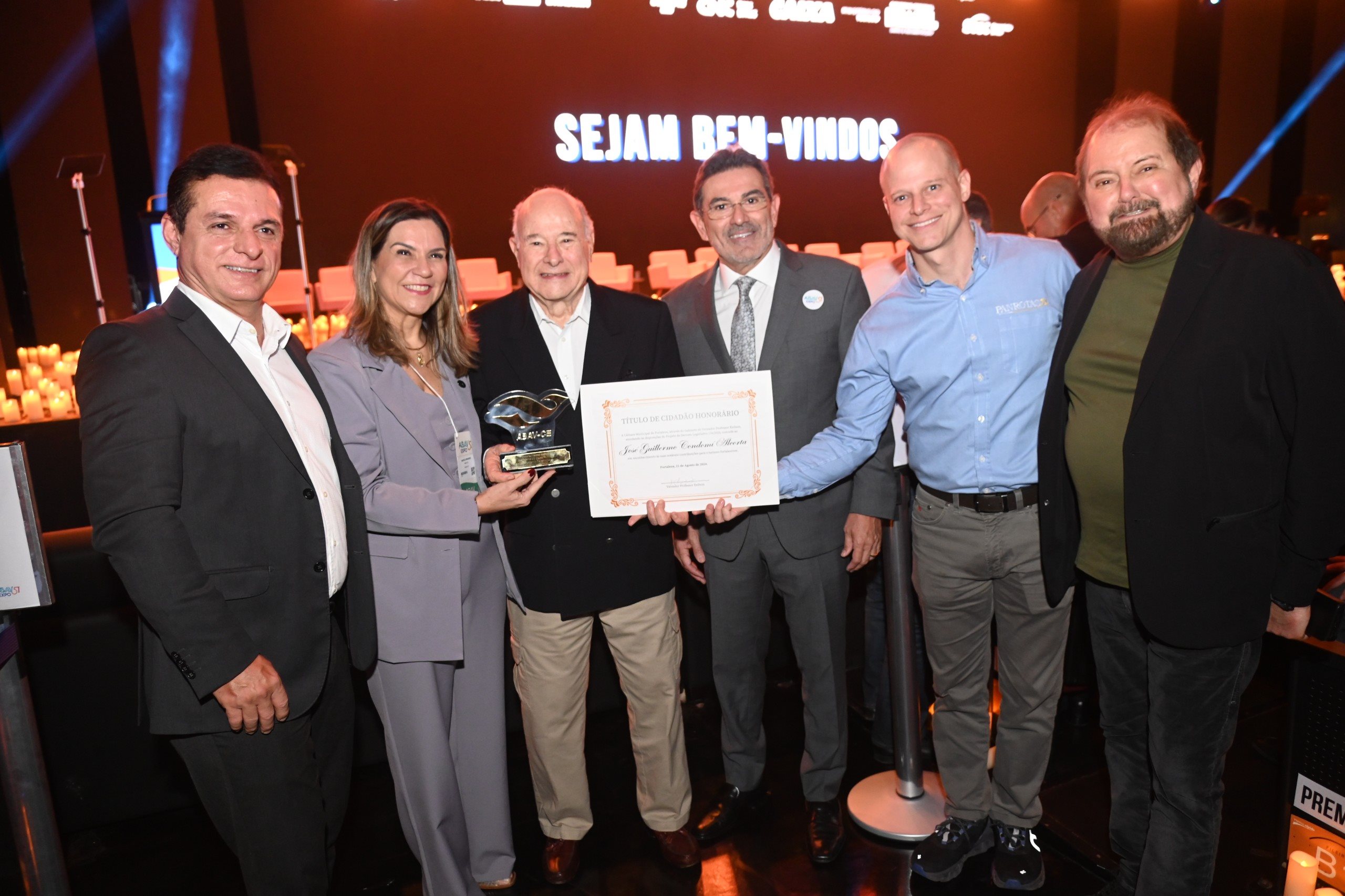 Murilo Santa Cruz e Marcia Pinheiro, da Abav-CE, José Guillermo Alcorta, da PANROTAS, Alexandre Pereira, secretário de Turismo de Fortaleza, José Guilherme Alcorta, da PANROTAS, e Guilherme Paulus, do Castelo Saint Andrews