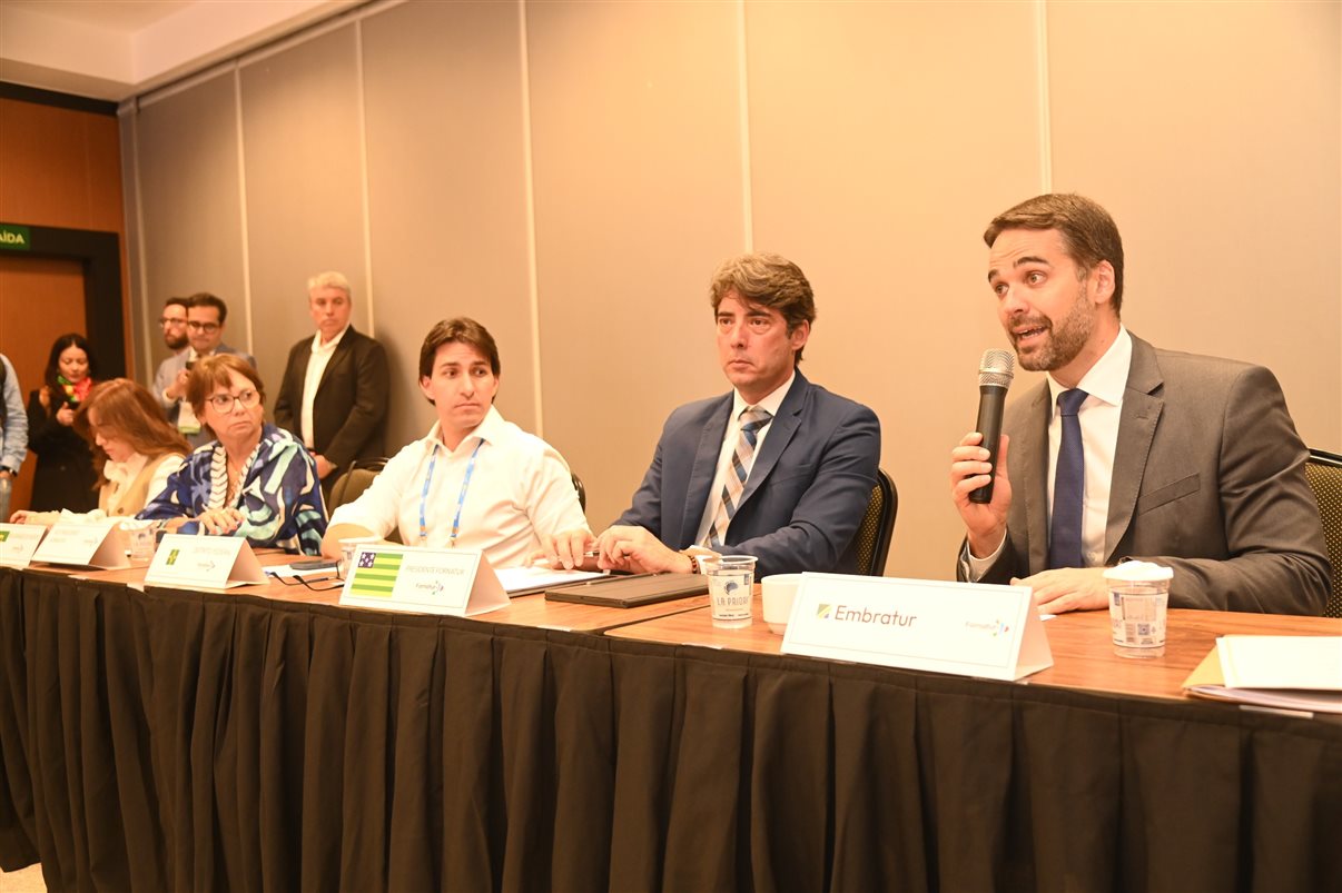 Eduardo Leite, governador do Rio Grande do Sul, ao lado de Fabricio Amaral, presidente do Fornatur, Cristiano Araujo, secretário de Turismo do DF, e Solange Portela, VP do Fornatur 