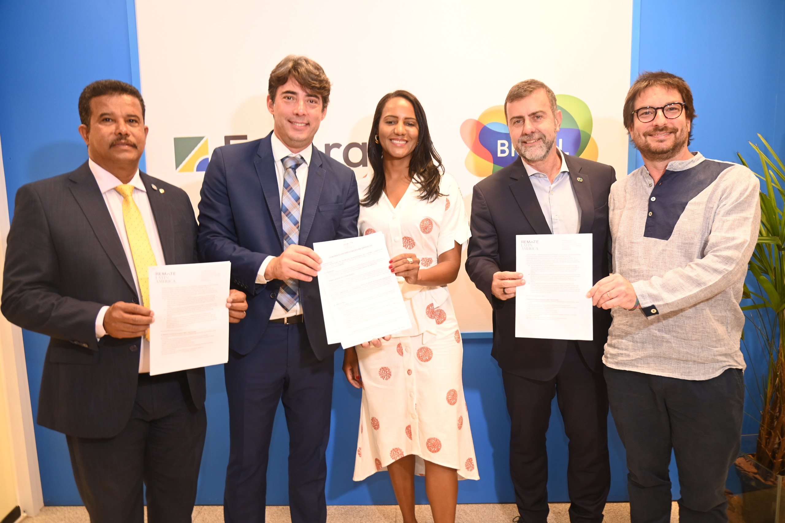 Adailton Florentino Nascimento, presidente da Comissão de Turismo da Assembleia Legislativa de Goiás, Fabricio Amaral, presidente do Fornatur, Jaqueline Avelino, da Secretaria de Turismo de Alto Paraíso Goiás, Marcelo Freixo, presidente da Embratur, e Roberto Bitelman, da Remote Latin América<br/><br/>