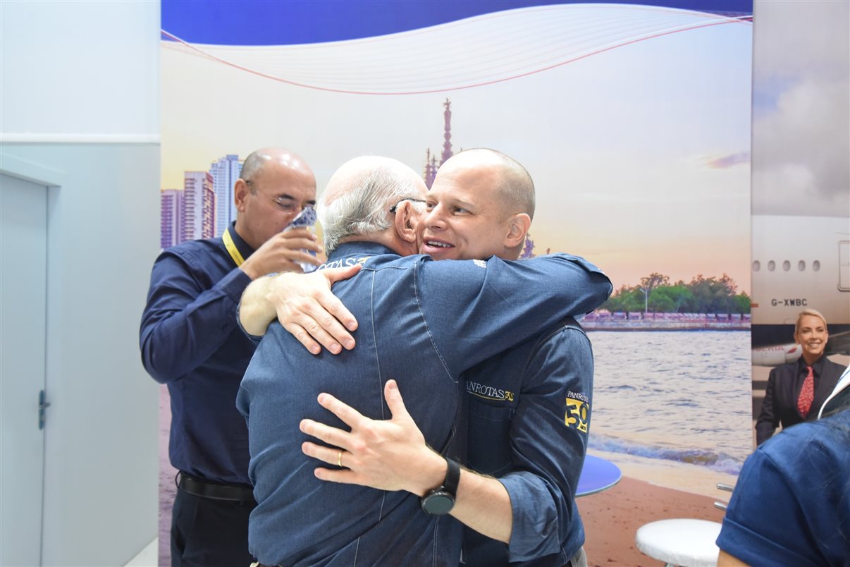 Aquele abraço entre o presidente da PANROTAS, José Guillermo C. Alcorta, e o CEO da empresa, José Guilherme Alcorta