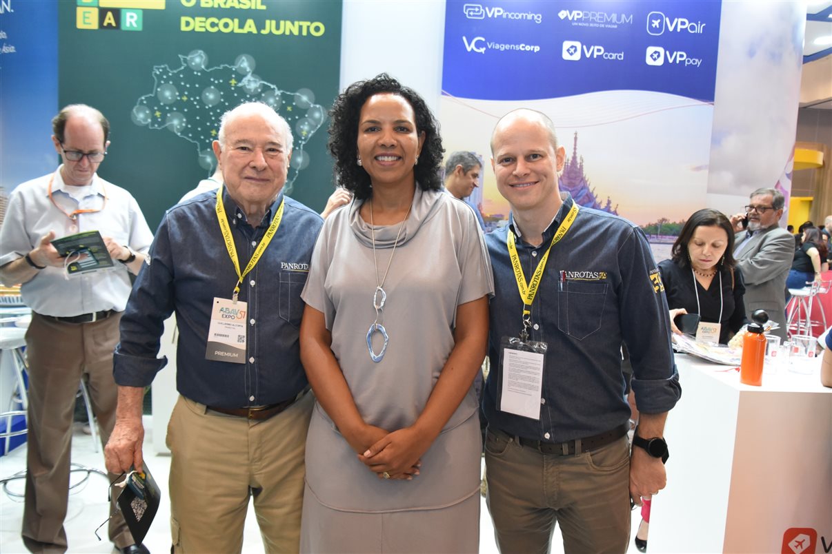 Jurema Monteiro, presidente da Abear, entre José Guillermo C. Alcorta e José Guilherme Alcorta, da PANROTAS