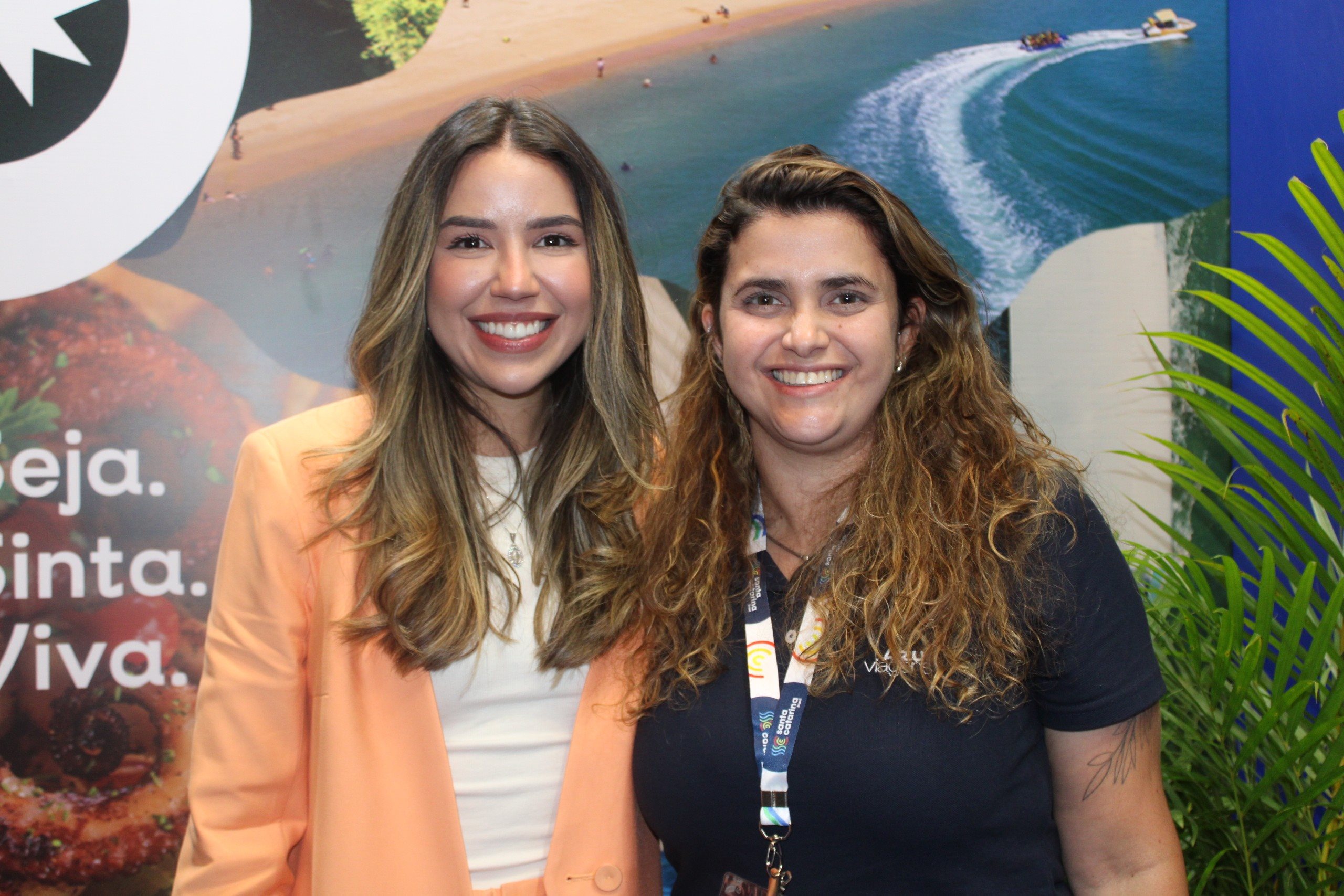 Barbara Braga, secretária de Turismo de Alagoas e presidente do Consórcio Nordeste, e Giulliana Mesquita, diretora de Produtos da Azul Viagens