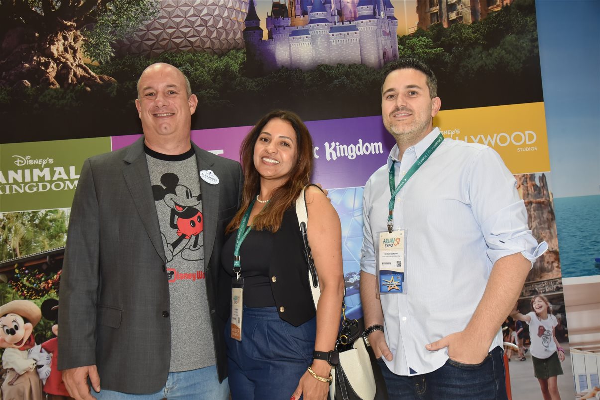 Alexander Haim, da Disney Destinations, com Josy Ribeiro e Octavio Corano, da SunCoastUSA