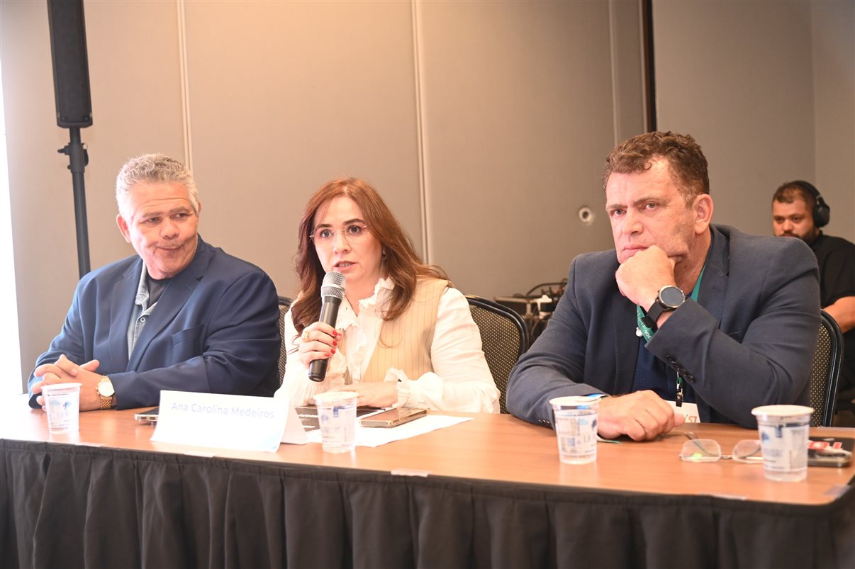 Franklin da Cruz, da Secertária de Turismo do distrito Federal, Ana Carolina Medeiros, da Abav Nacional, e Levi Barbosa, da Abav-DF