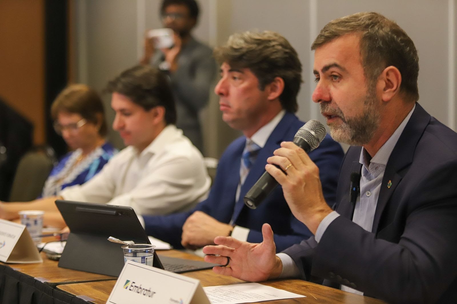 O presidente da Embratur, Marcelo Freixo, discursa ao lado do presidente do Fornatur, Fabrício Amaral, durante reunião do fórum na Abav Expo 2024