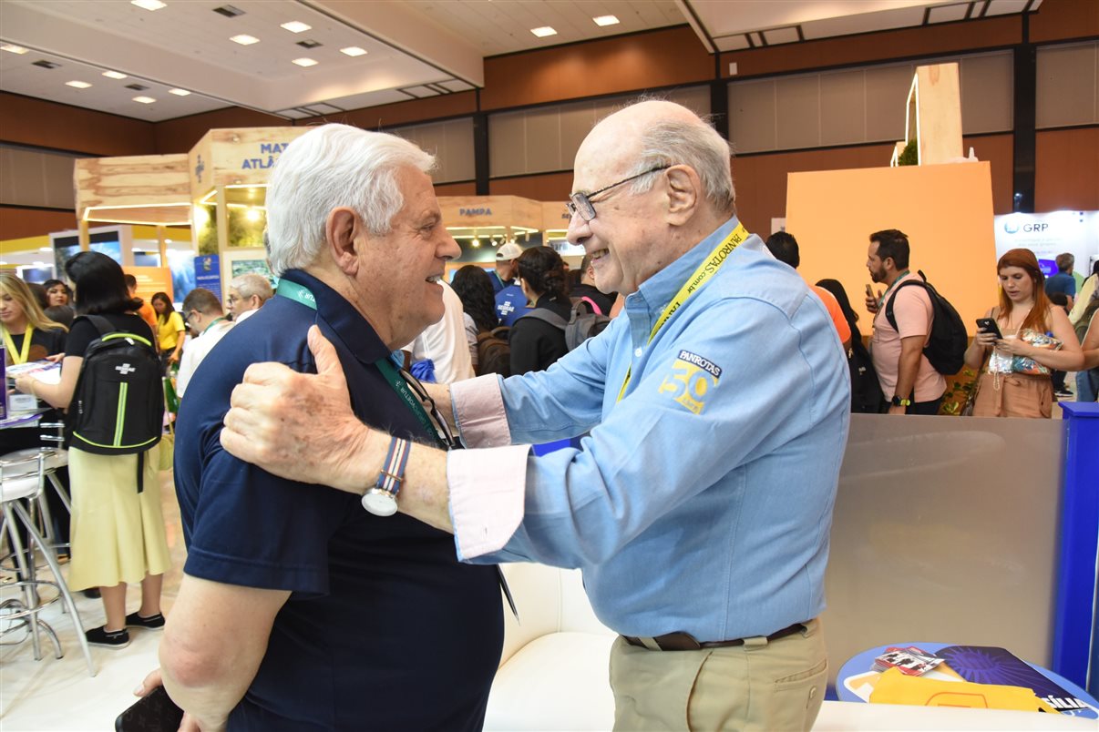 .O carinho de Eraldo Palmerini, do Grupo Brt, com José Guillermo C. Alcorta, da PANROTAS