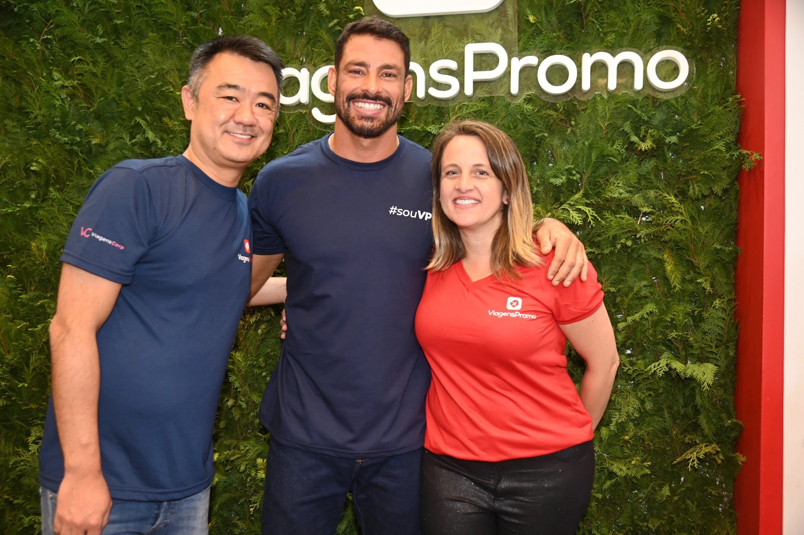 Cauã Reymond com Renato Kido e Priscila Bures, da ViagensPromo