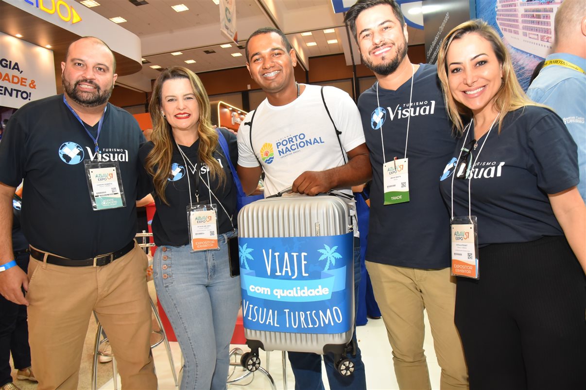 Leandro Roberto, Jacqueline Ledo, ambos da Visual Turismo, o agente de viagens ganhador da mala, Fabio Rocha Pereira, Bruno Baeta e Natalia Pesset, ambos da Visual Turismo