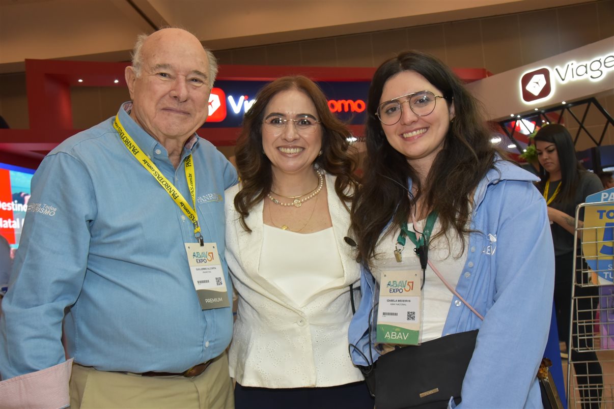 Leandro Roberto, Jacqueline Ledo, ambos da Visual Turismo, o agente de viagens ganhador da mala, Fabio Rocha Pereira, Bruno Baeta e Natalia Pesset, ambos da Visual Turismo