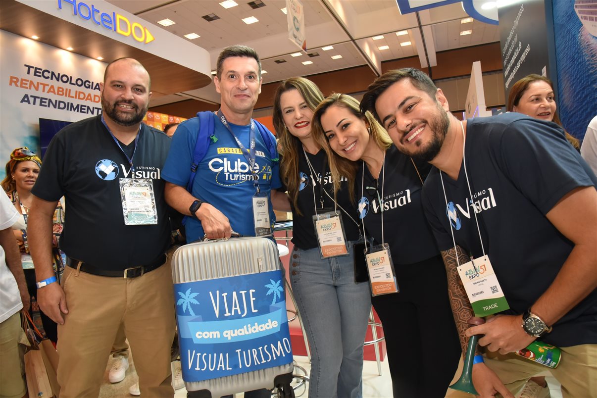 Leandro Roberto, Jacqueline Ledo, ambos da Visual Turismo, o agente de viagens ganhador da mala, Fabio Rocha Pereira, Bruno Baeta e Natalia Pesset, ambos da Visual Turismo