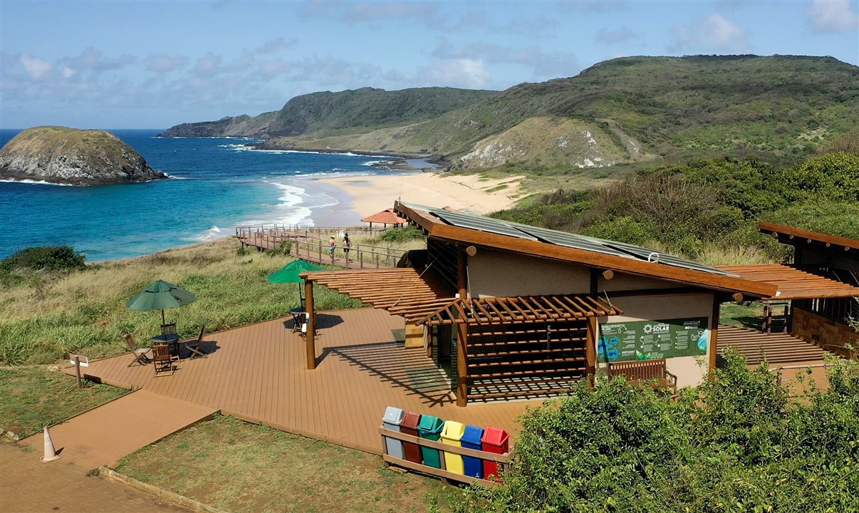 Base da EcoNoronha/Grupo Cataratas, com vista e acesso à Praia do Leão