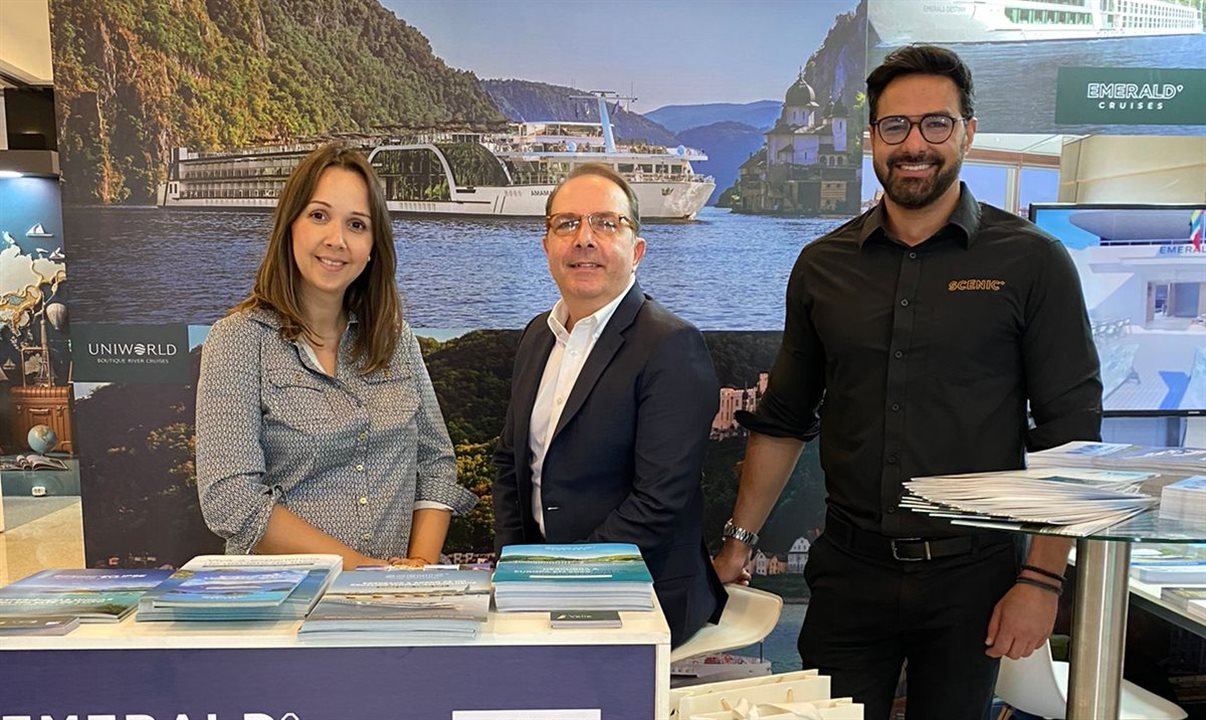 Paula Trigo e Sergio Uchida, da Velle, com Flavio Policarpo, do Grupo Scenic, estão presentes no estande da Velle na Abav Expo 2024