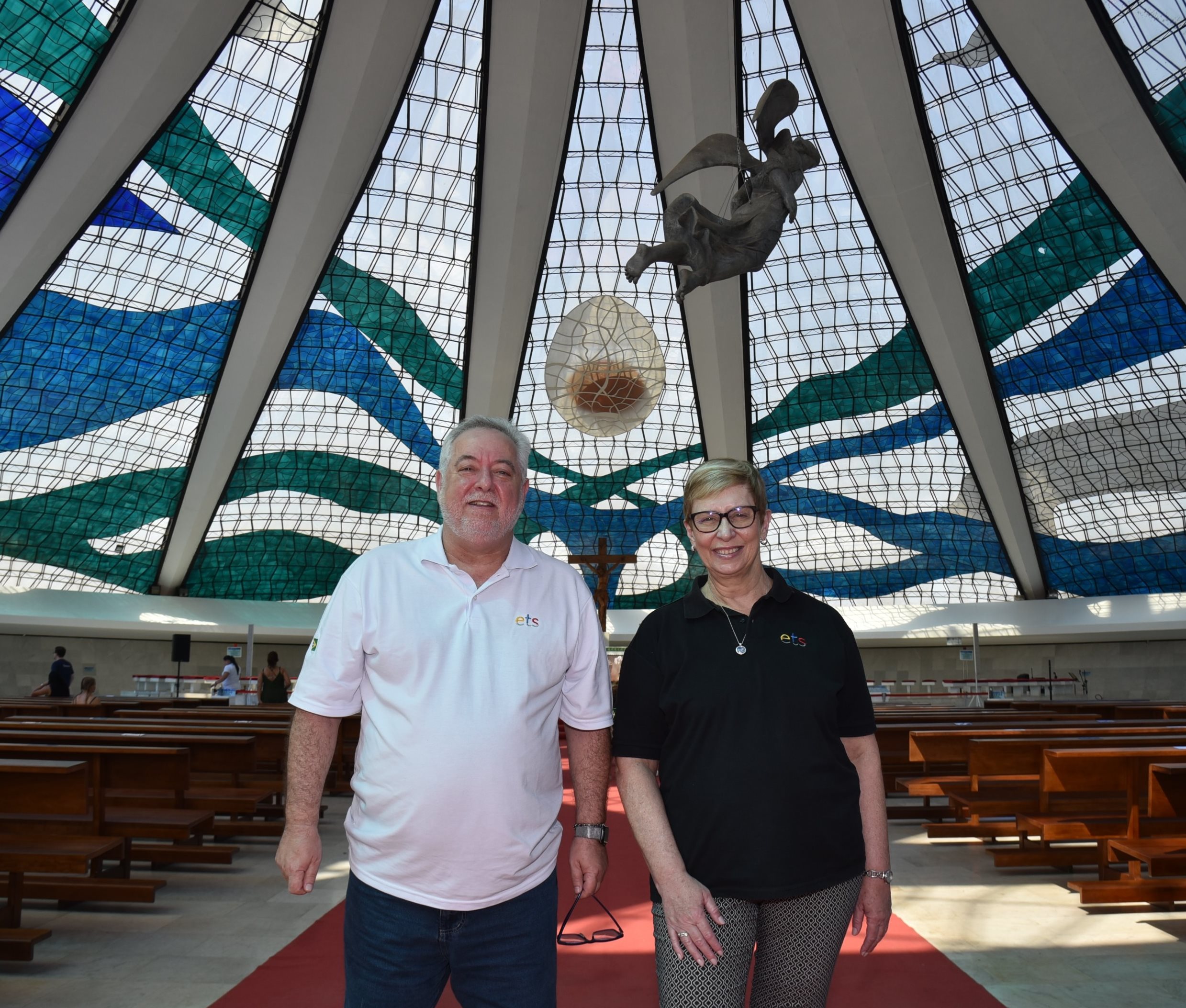 Michael Barkoczy e Bárbara Picolo, da ETS, na Catedral Metropolitana de Brasília