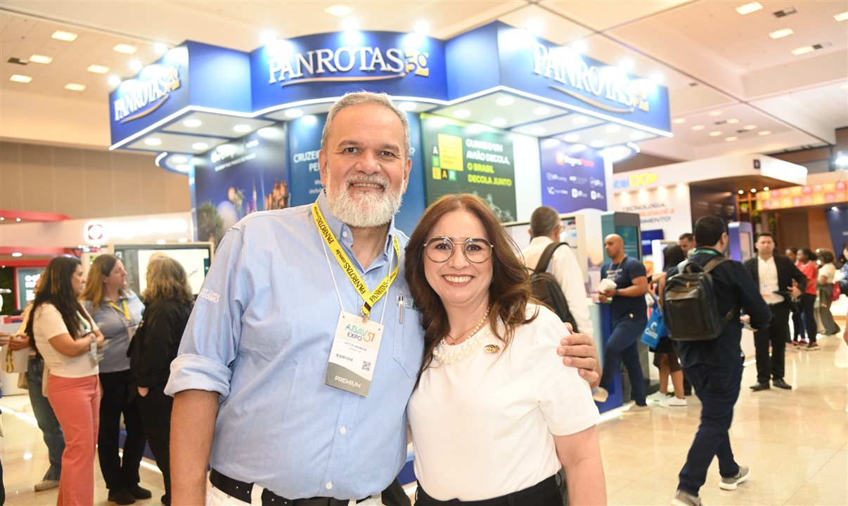 Artur Luiz Andrade, da PANROTAS, e Ana Carolina Medeiros, da Abav Nacional