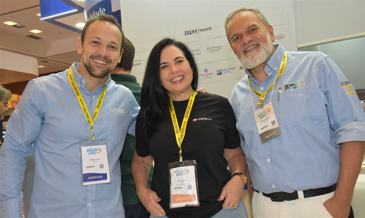 Rodrigo Vieira e Artur Luiz Andrade, da PANROTAS, com Claudia Brito, da Coris