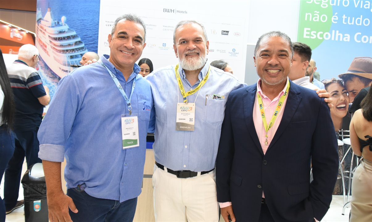 Artur Luiz Andrade, da PANROTAS, entre Breno Mesquita e Claudio Junior, da BBC Eventos