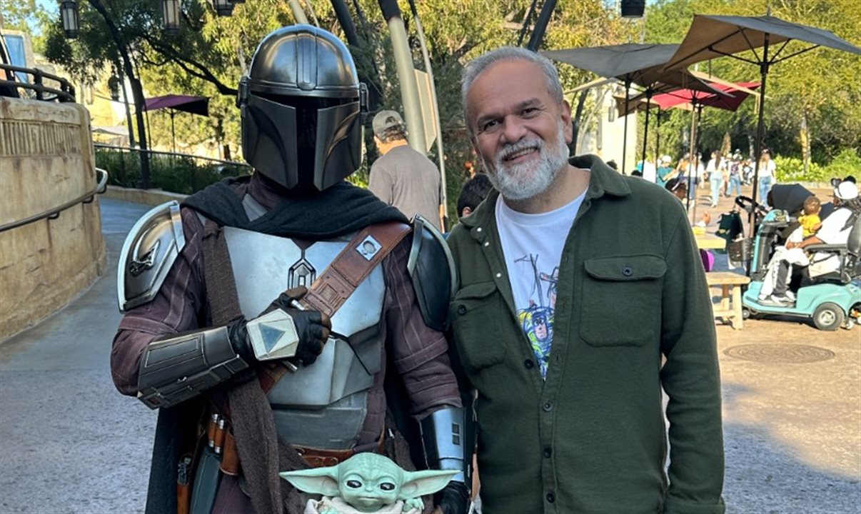 Viagem solo à Disney também tem foto com personagem