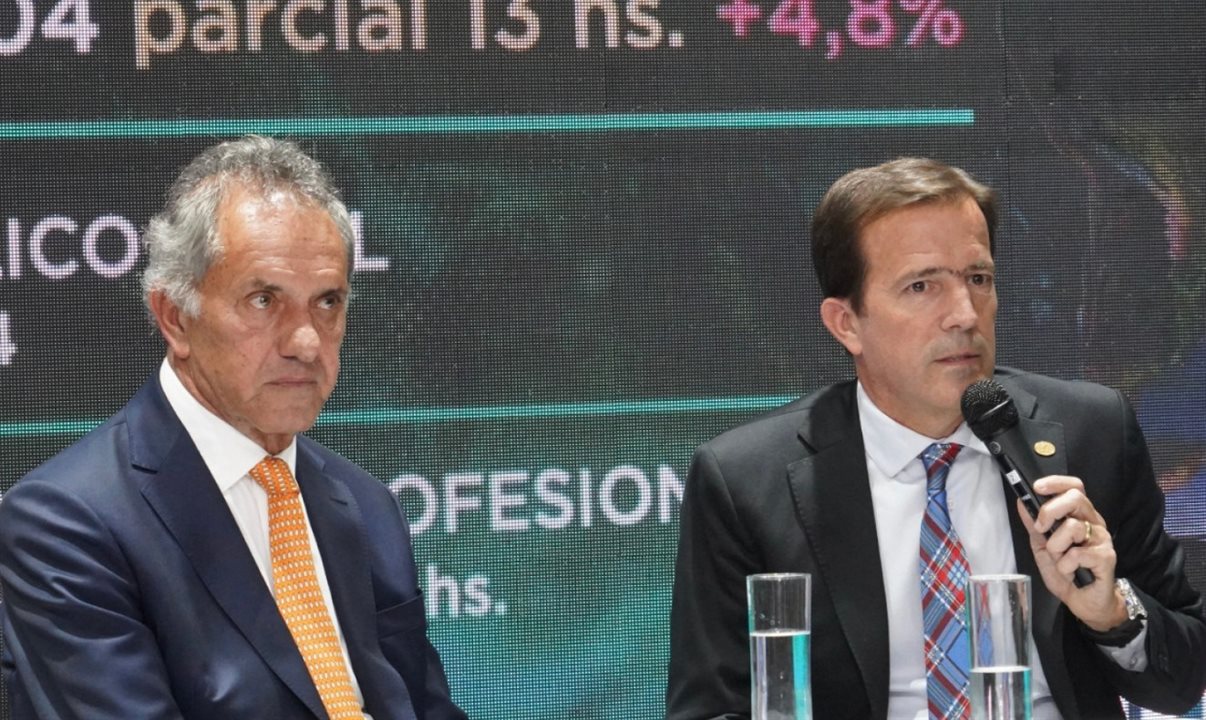 Secretário de Turismo, Meio Ambiente e Esportes, Daniel Scioli, e o chefe da Federação Argentina de Associações de Empresas de Viagens e Turismo (FAEVYT), Andrés Deyá