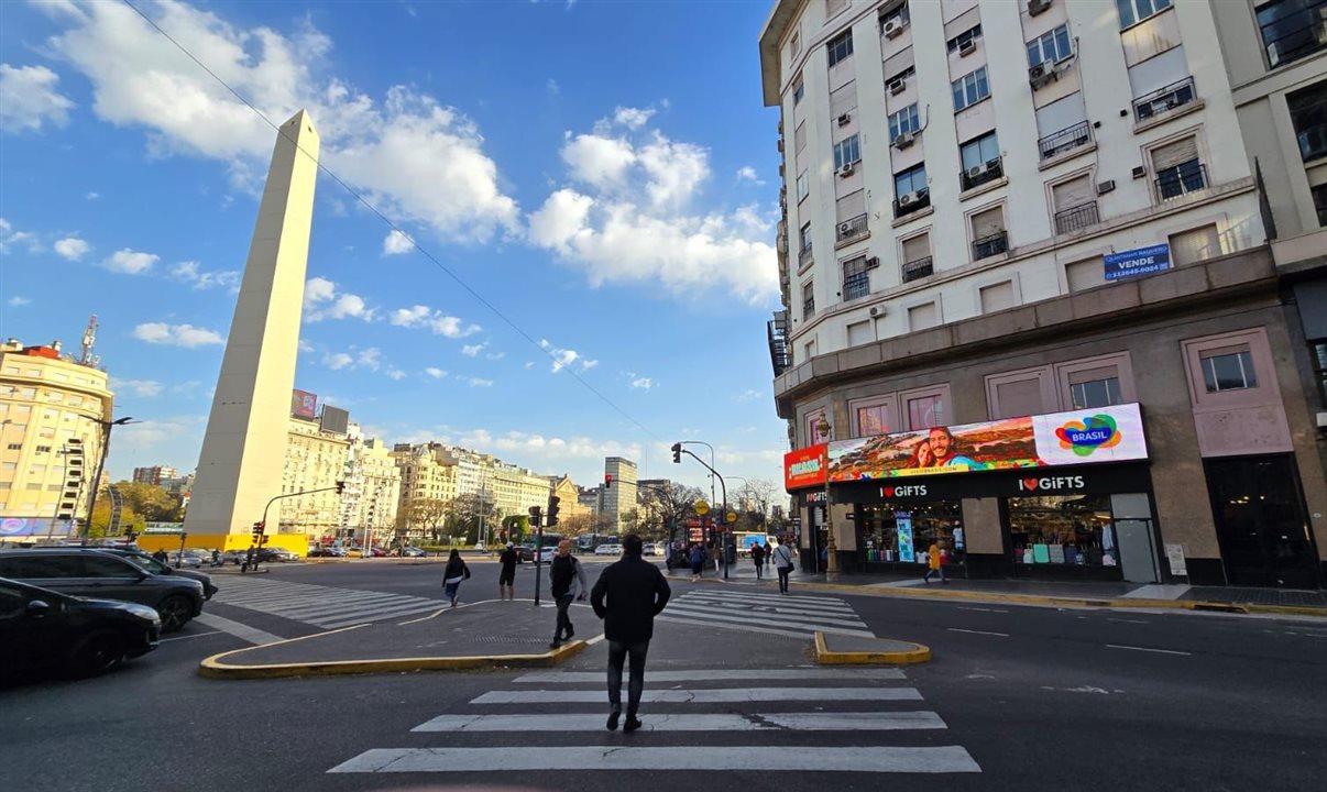 Os arredores do Obelisco de Buenos Aires, um dos pontos turísticos mais famosos da Argentina, por exemplo, já ganharam as cores do Brasil