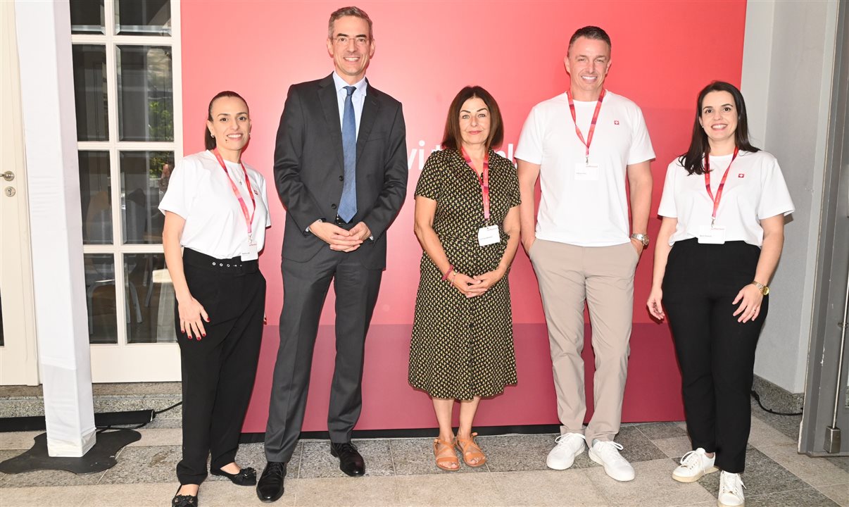 O cônsul geral da Suíça em São Paulo, Pierre Hagmann, entre Natalia Leal, Corinne Genoud, Fabien Clerc e Mara Pessoa, do Turismo da Suíça