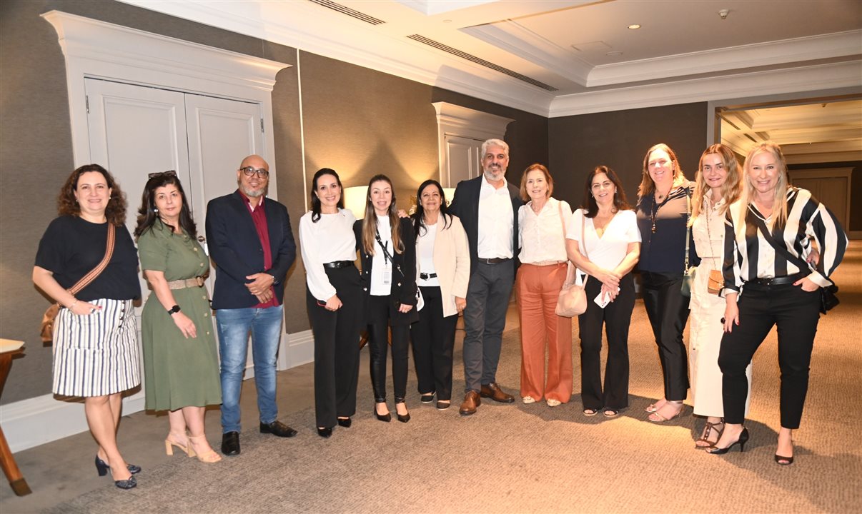 Após o café da manhã, os participantes realizaram uma visita guiada pelo hotel