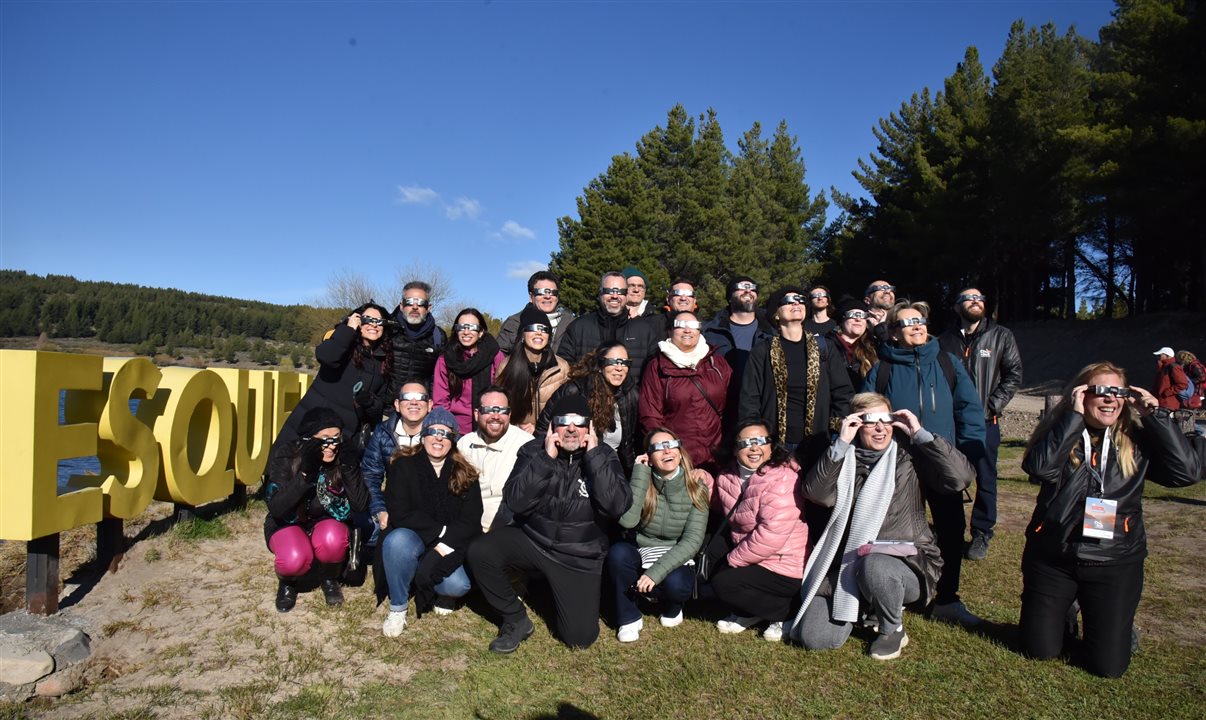 Grupo na Laguna La Zeta, em Esquel, com óculos para assistir ao eclipse solar