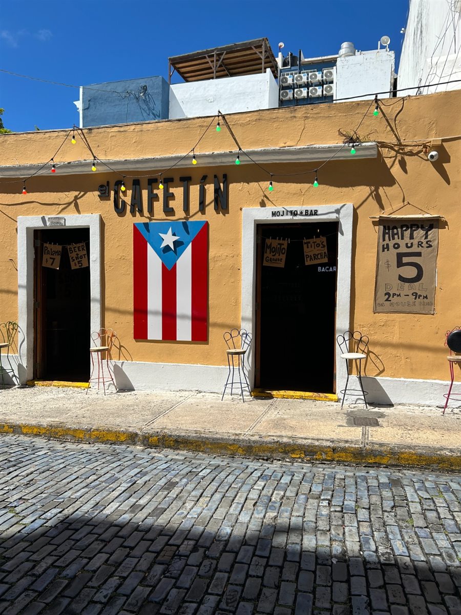 Viejo San Juan tem muitas árvores e praças com sombras para se refrescar do calor abundante