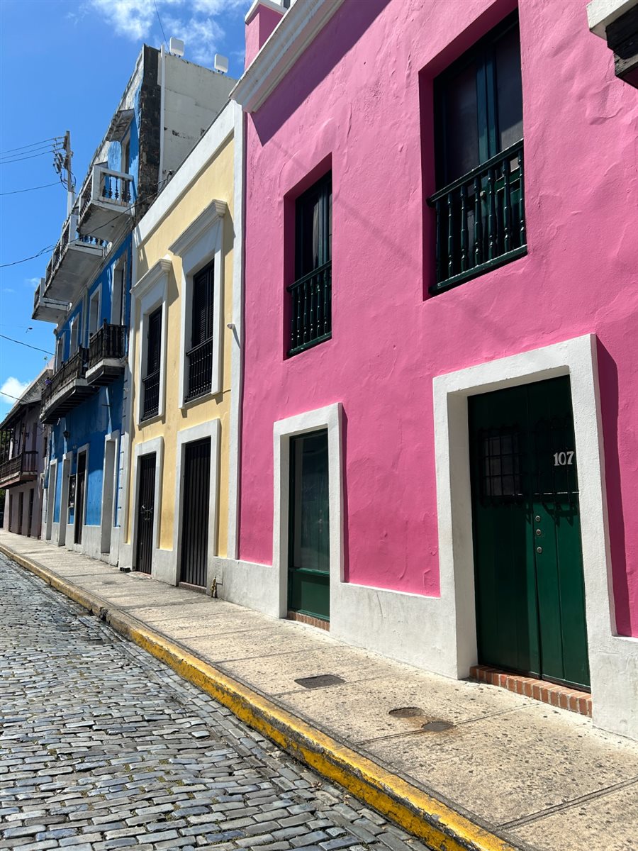 Viejo San Juan tem muitas árvores e praças com sombras para se refrescar do calor abundante