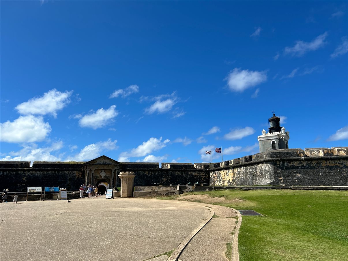 Viejo San Juan tem muitas árvores e praças com sombras para se refrescar do calor abundante