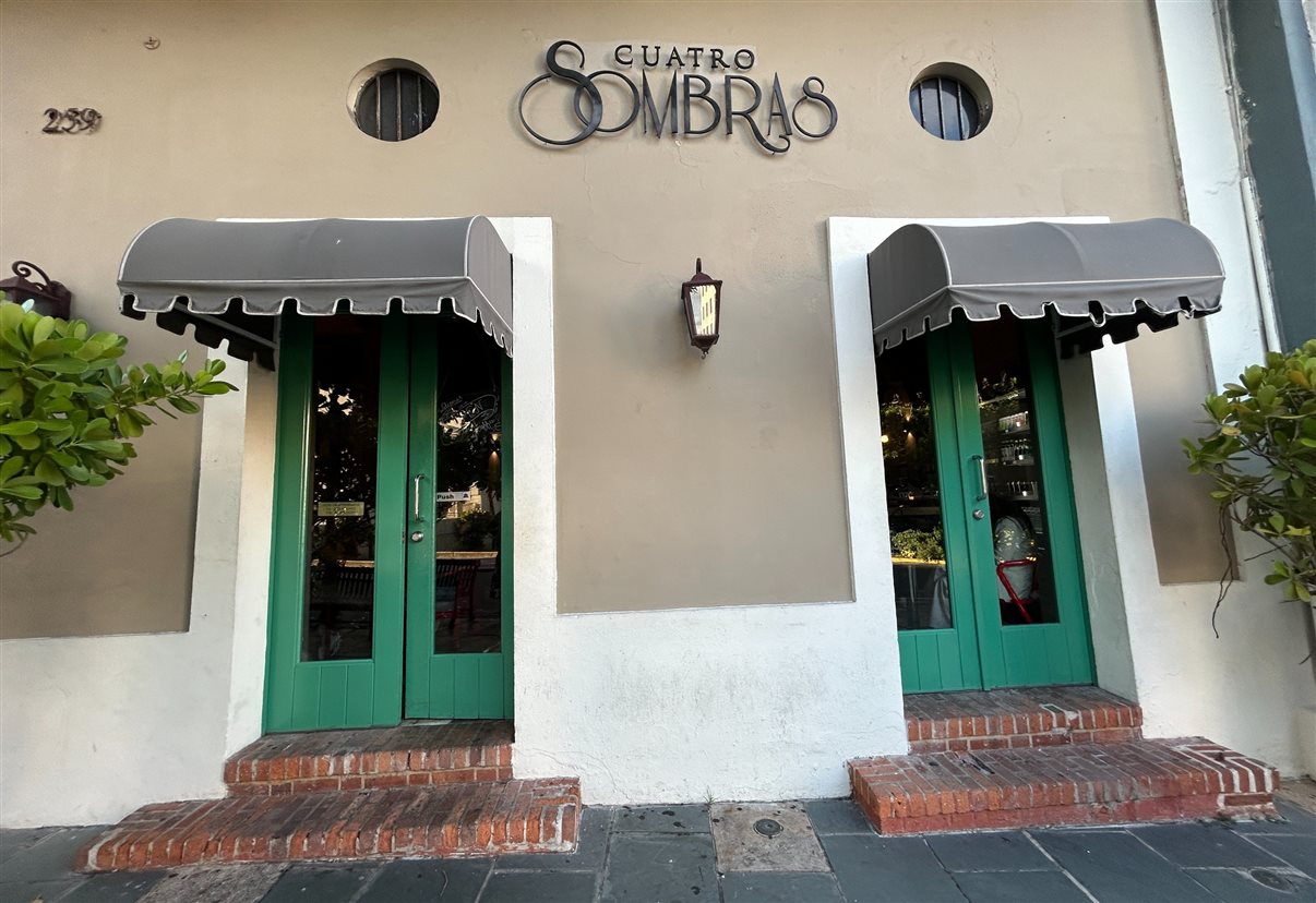 Viejo San Juan tem muitas árvores e praças com sombras para se refrescar do calor abundante