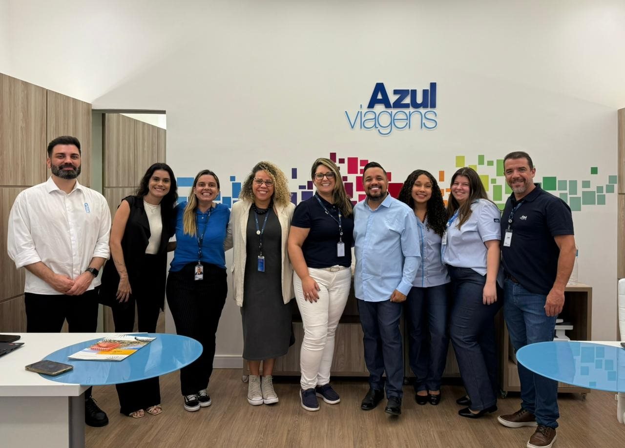 Equipe da loja da Azul Viagens em Guarulhos (SP)