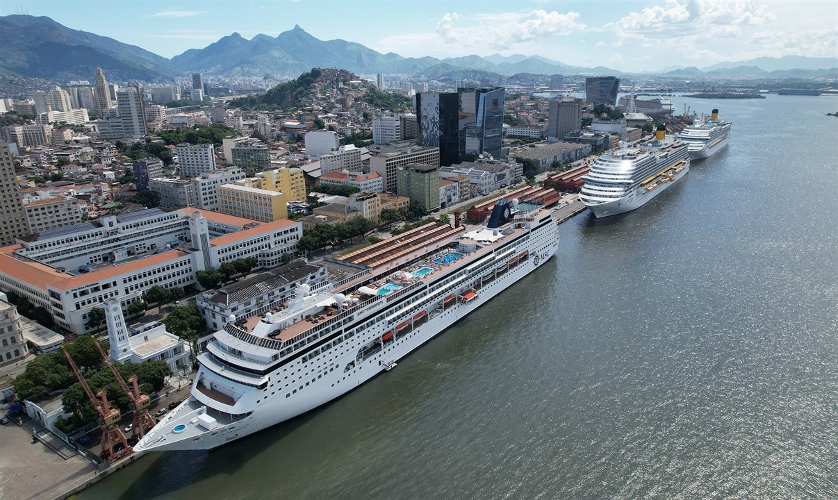 Entre os navios de cabotagem, estão MSC Seaview, o MSC Poesia, o MSC Orchestra, o Costa Favolosa e o Costa Pacifica, com escalas regulares