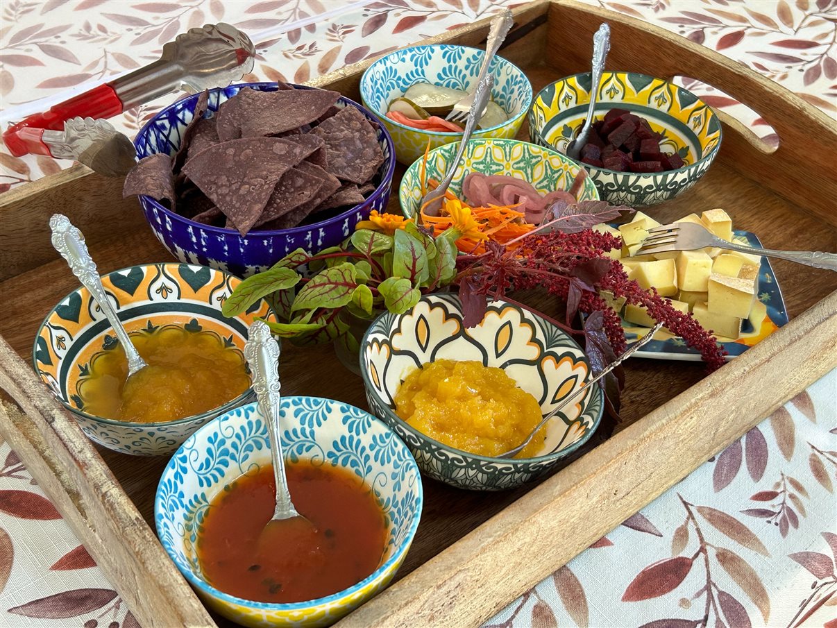 Visitantes são recepcionados com um banquete colorido: flor azul comestível, pitaya, goiaba, carambola, mamão, abacaxi e melancia