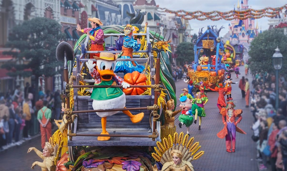 Mickey’s Halloween Celebration celebra os Mischief Makers — Pateta, Tico e Teco e seus amigos — que desfilam duas vezes ao dia em vários carros