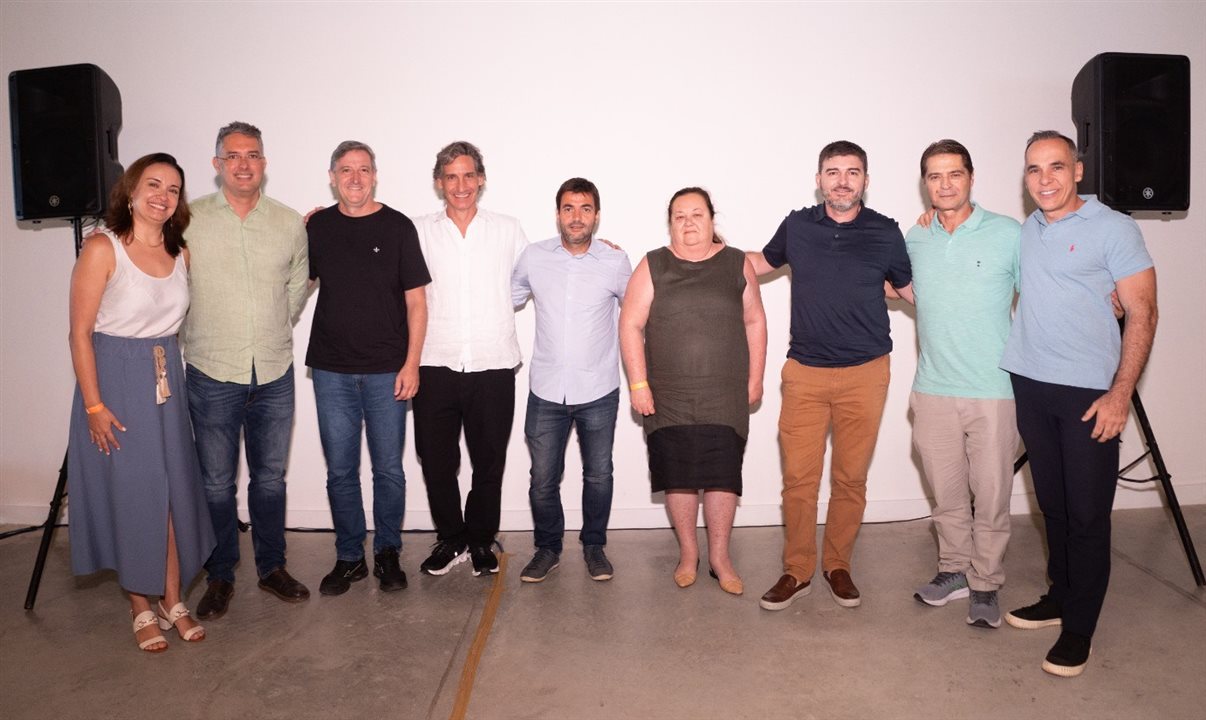 A presidente executiva do Sindepat, Carolina Negri; Murilo Pascoal, conselheiro fiscal na nova gestão; os membros do Conselho Edilson Doubrawa e Roger Ely; o novo presidente, Pablo Morbis; a conselheira fiscal Mareli Saciloto; Alessandro Cunha, vice-presidente do Conselho; Alain Baldacci, ex-presidente e fundador do Sindepat; e o também vice-presidente do Conselho de Administração, Sandro Fernandes 