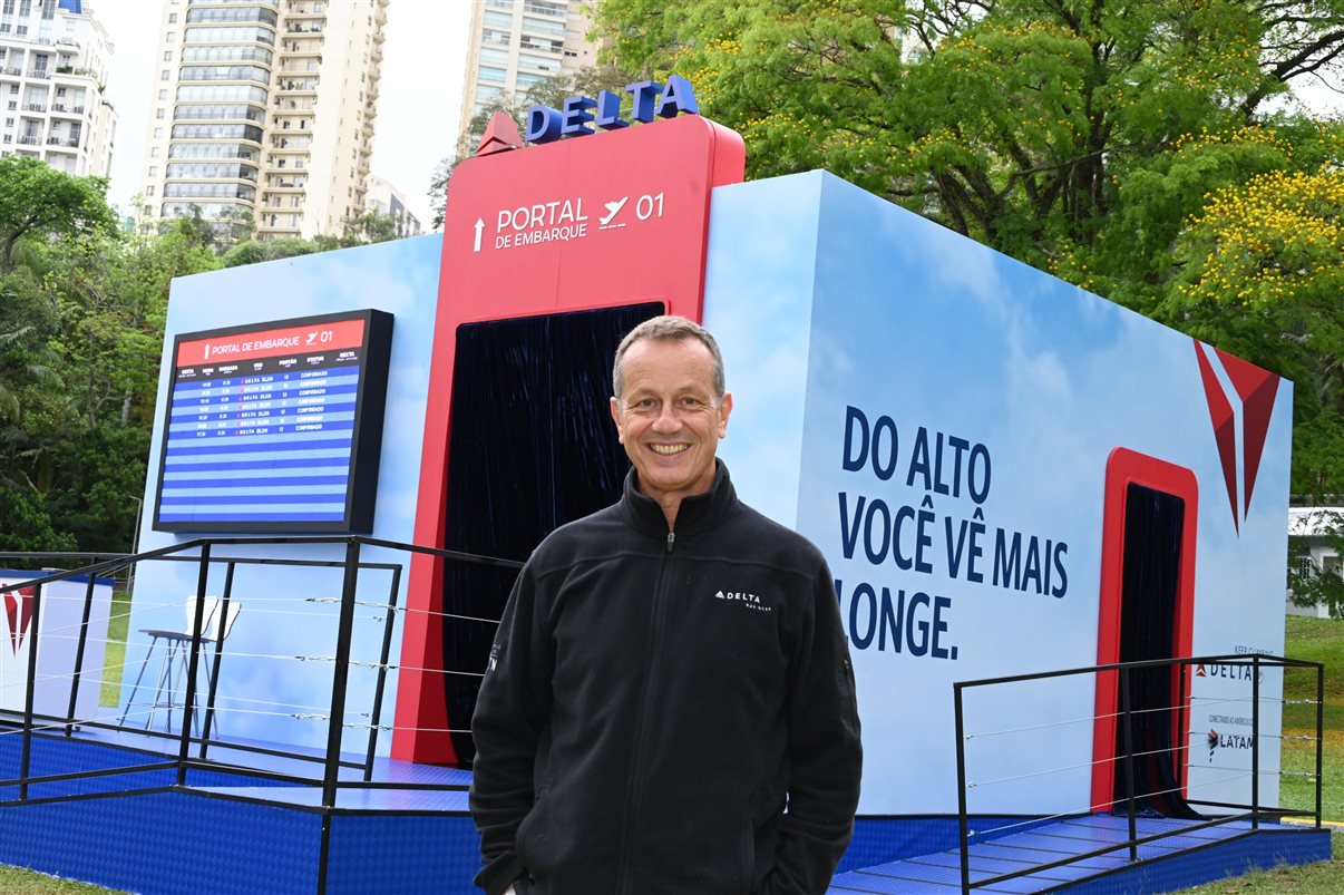 Ricardo Oliveira com os comissários Carlos da Palma Jr. e Felipe Valles