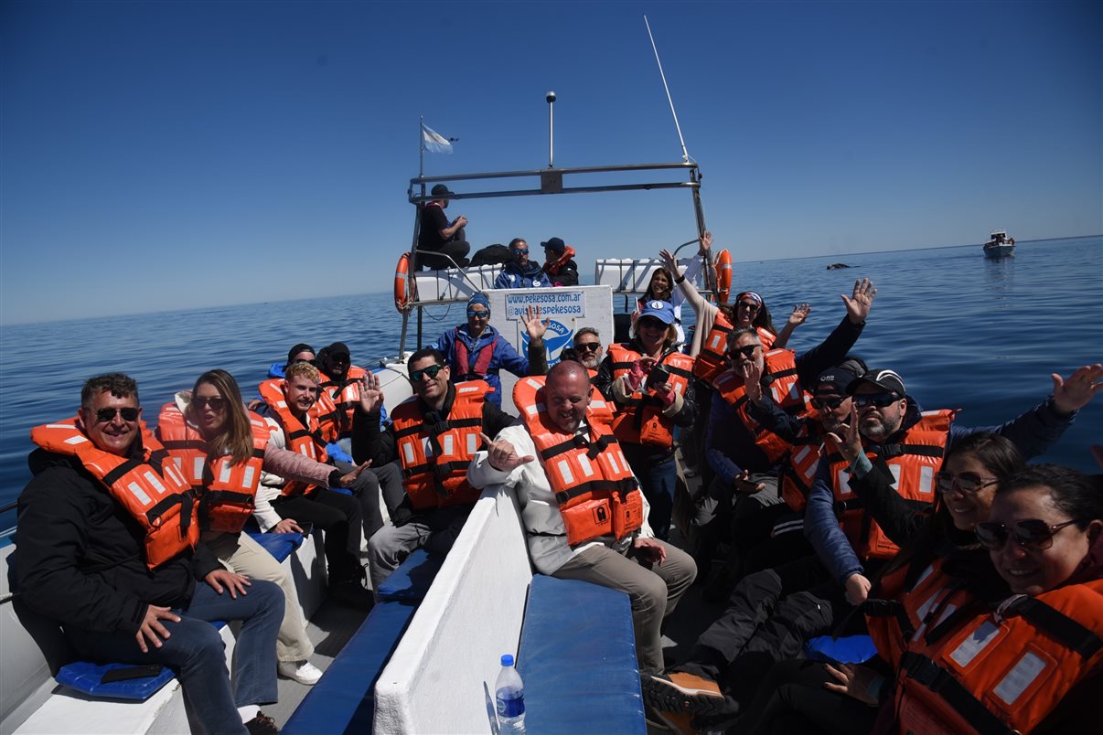 Grupo embarcado para avistar baleias em alto mar