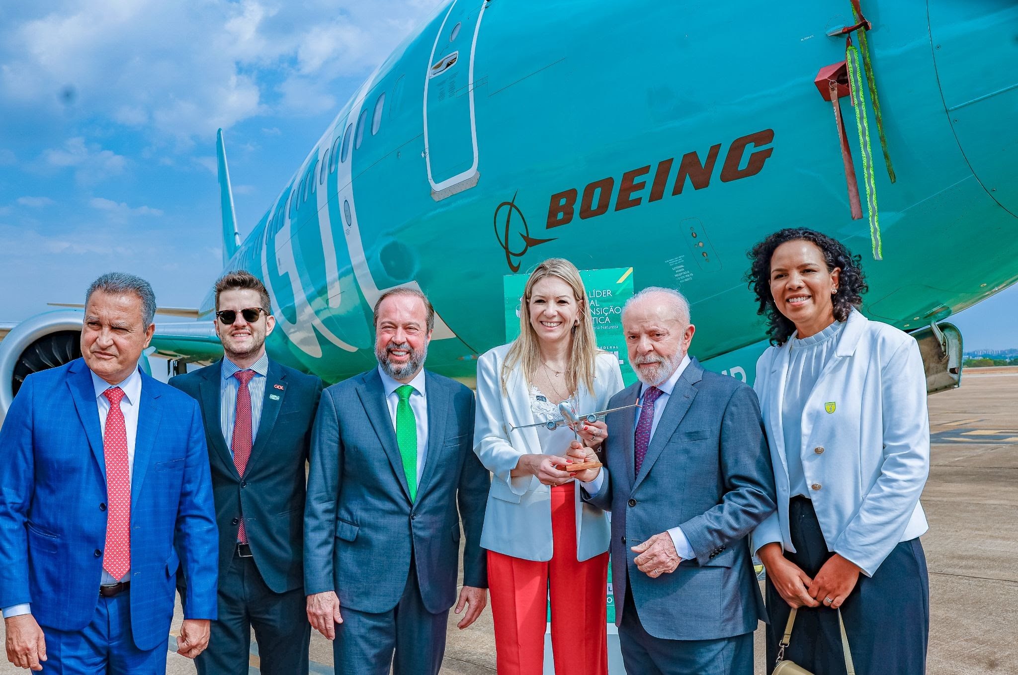 Renata Fonseca, Chief Legal Officer (CLO) e diretora executiva de Relações Institucionais e Governamentais da Gol, presenteia o presidente Luiz Inácio Lula da Silva com uma maquete de aeronave Boeing da companhia. Ainda na foto, Rui Costa, ministro da Casa Civil, Felippe Bandeira Ramos Coelho, gerente de Relações Governamentais da Gol Alexandre Silveira, ministro de Minas e Energia, e Jurema Monteiro, presidente da Abear 