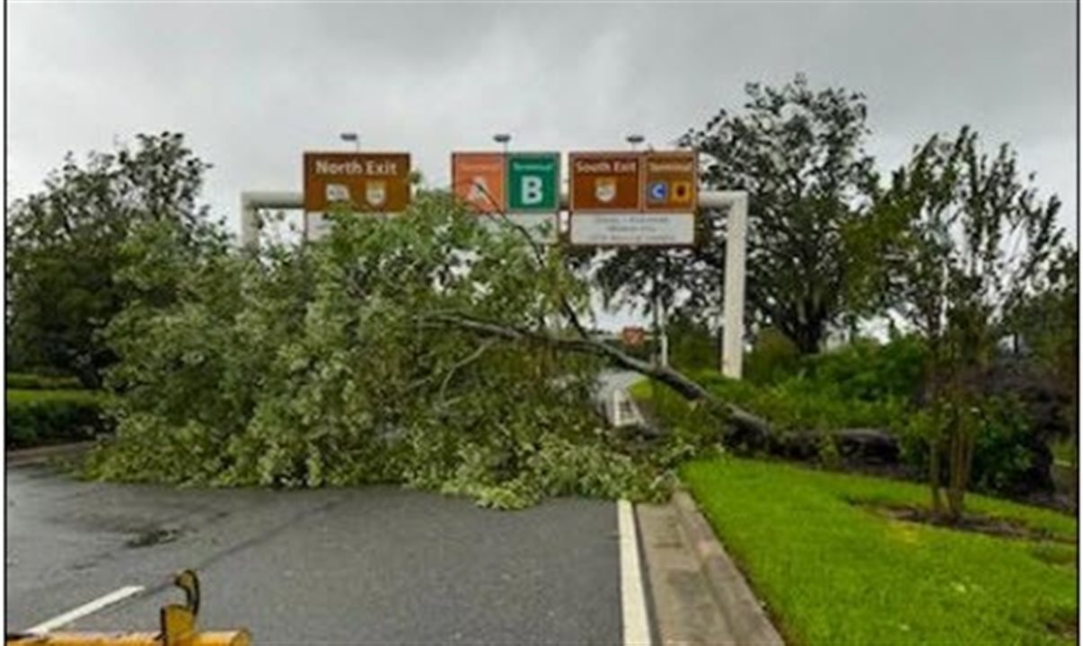 Imagem divulgada pelo Aeroporto de Orlando revela que algumas árvores cairam na entrada dos terminais