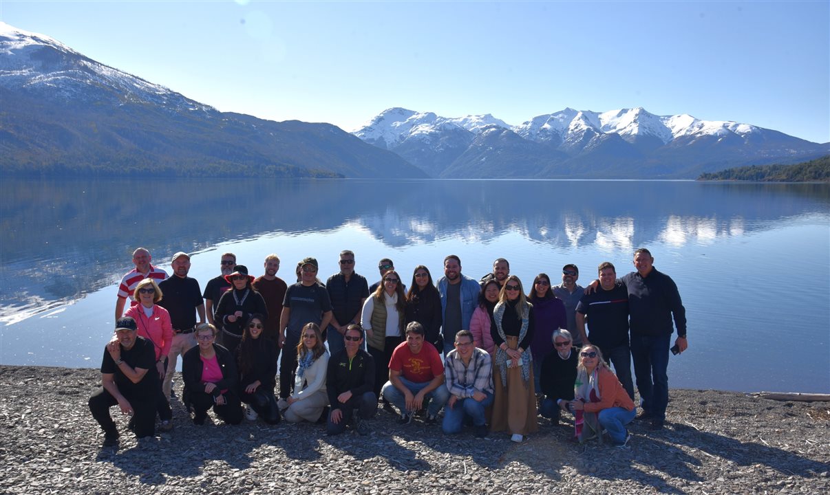 Operadores e convidados da Convenção Braztoa no Parque Nacional Los Alerces, em Esquel, Chubut