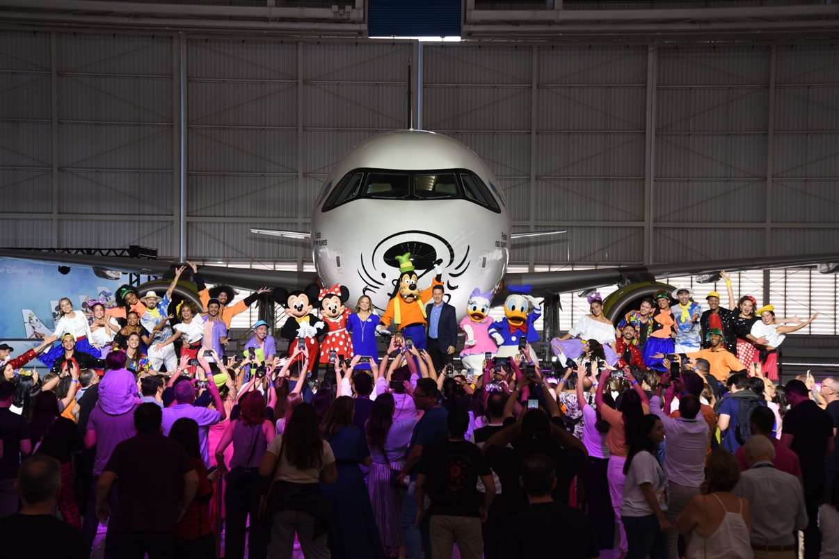 Azul e Disney reuniram parceiros para o Dia das Crianças com a nova aeronave do Pateta