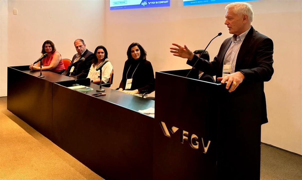 Caio Luiz de Carvalho, professor da FGV e ex-ministro do Esporte e Turismo, celebra o lançamento do programa de formação de novos líderes