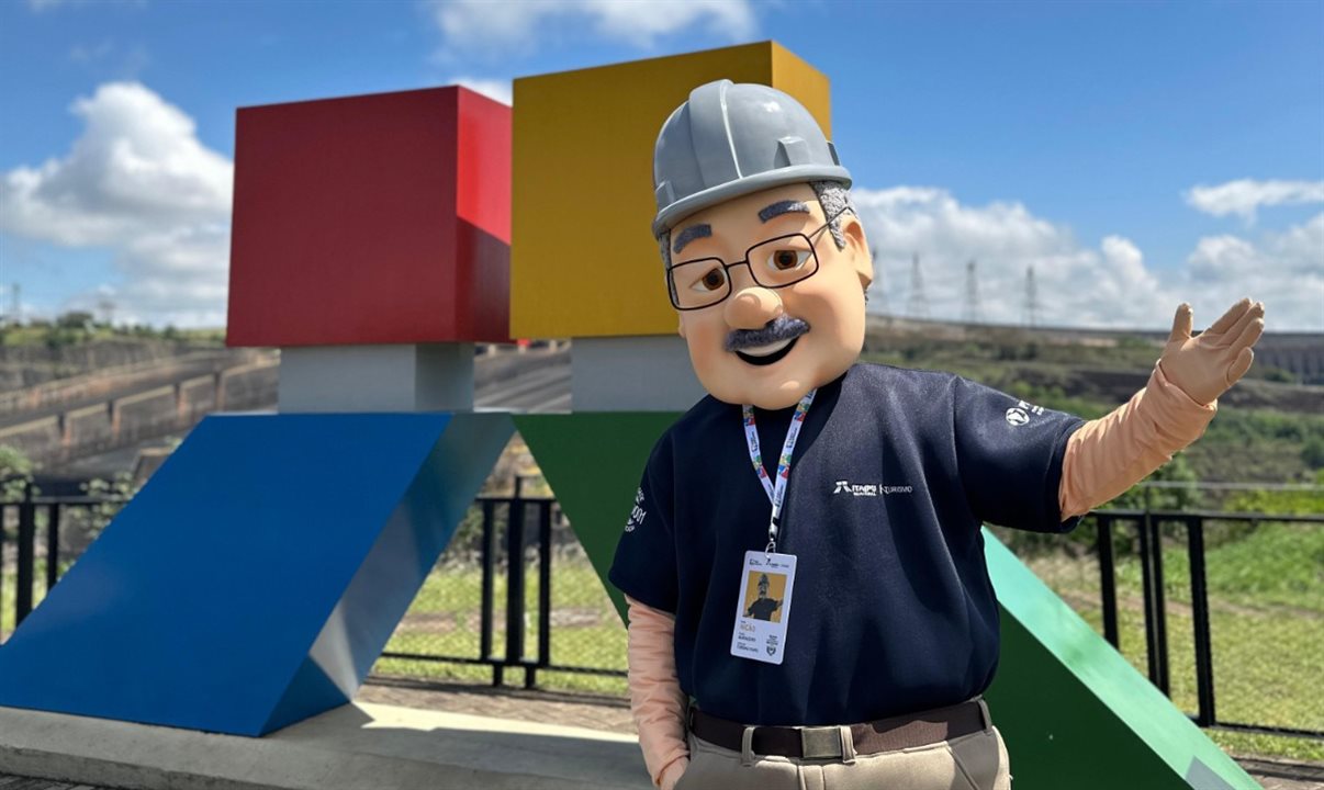 Um dos mascotes do Itaipu recebeu os visitantes